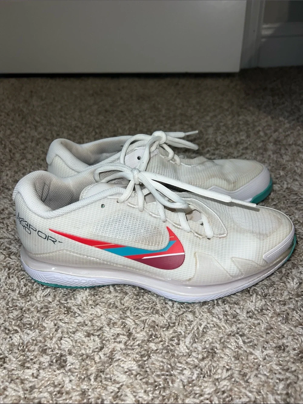 Nike Vapor Pro Tennis Shoes White Athletic Shoes with Teal & Red Swoosh Sz 8.5